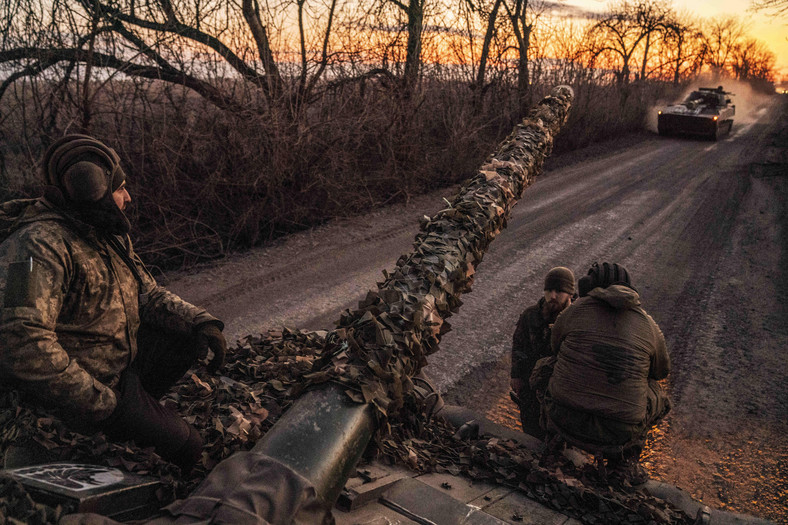 Ukraińscy żołnierze jadą czołgiem w kierunku Łymanu w obwodzie donieckim, Ukraina, 9 marca 2024 r.