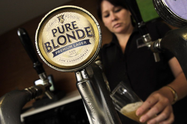 Należące do australijskiej firmy Foster's Group piwo Pure Blonde w jednym z pubów w Melbourne