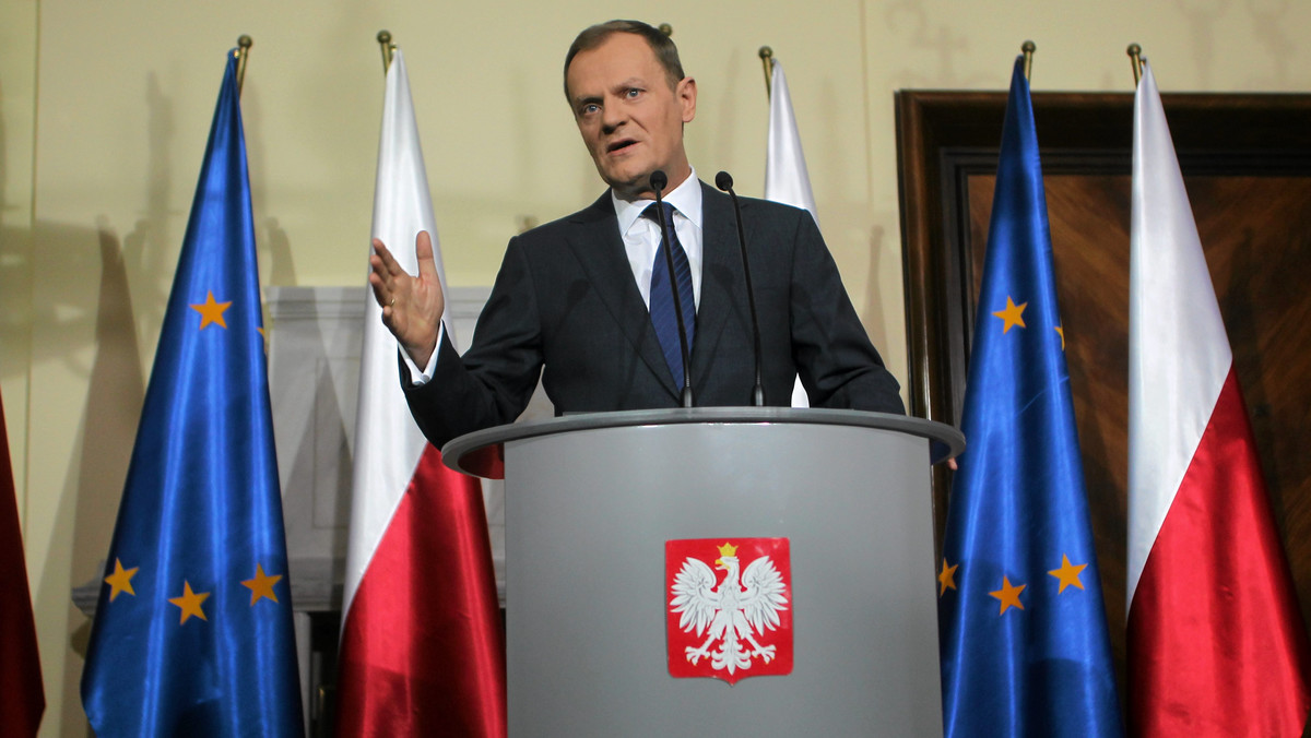 Premier Donald Tusk powiedział, że wotum nieufności dla szefa MON Bogdana Klicha jest elementem "smoleńskiej awantury", która - jego zdaniem - ma być sposobem na osłabienie rządu. - Dlatego będziemy w sposób zdeterminowany bronić ministra Klicha - podkreślił.