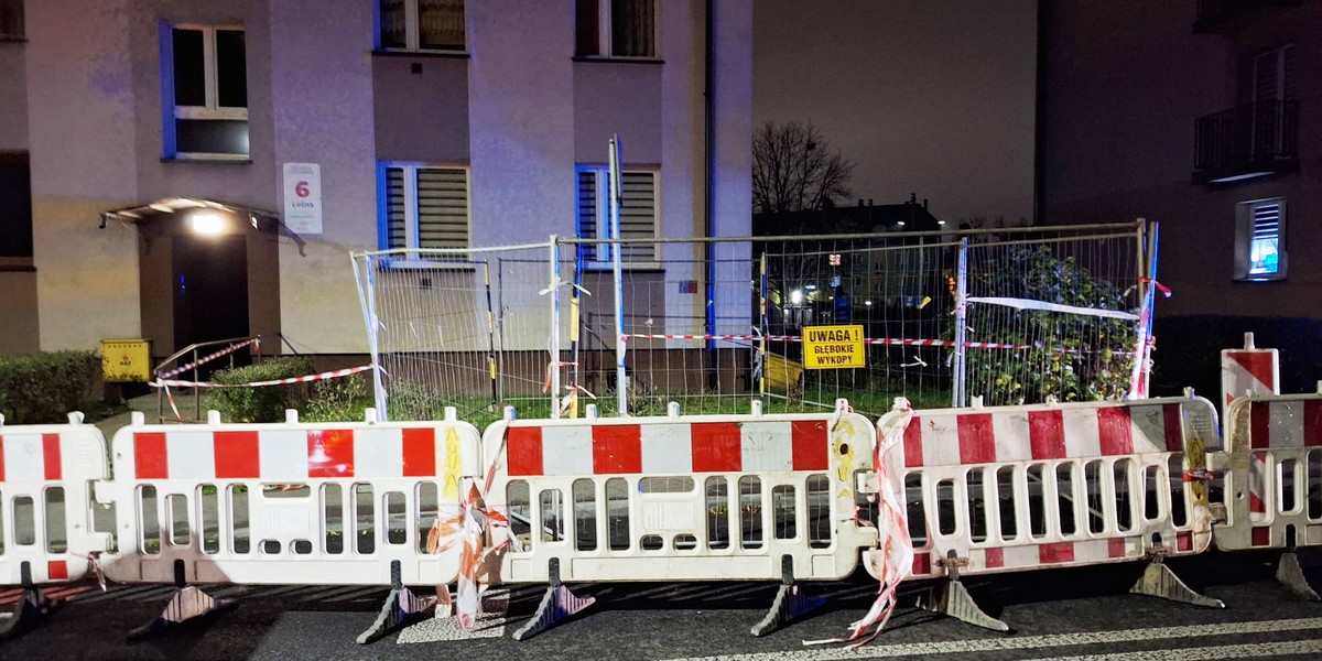 Wielkie zapadlisko przy jednym z bloków w Siemianowicach Śląskich.