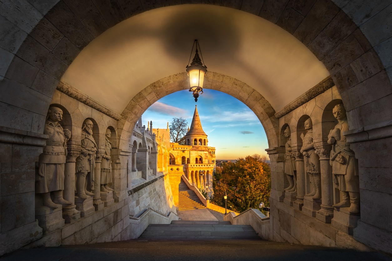 Budín, historická časť Budapešti, počas východu slnka.