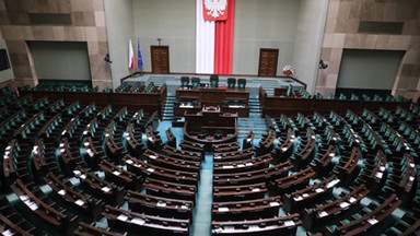 RMF FM: nie odpowiadając na interpelacje poselskie w terminie, rząd łamie Konstytucję