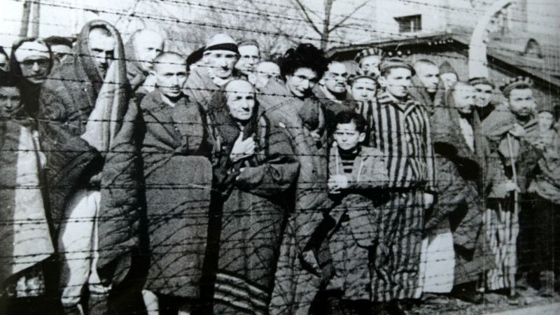 Szanse na przeżycie w Auschwitz rosły jeżeli słuchało się więźniów z dłuższym stażem. Na zdjęciu więźniowie obozu wyzwoleni przez Armię Czerwoną w styczniu 1945 roku