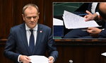 Tusk ściskał tę kartkę podczas exposé. Wiemy, co tam napisał!