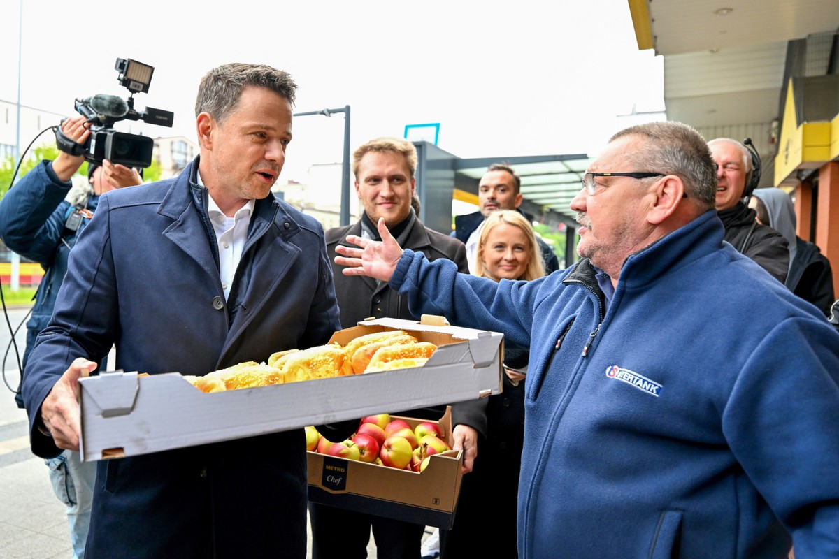 Rafał Trzaskowski w poniedziałek rano rozdawał mieszkańcom Kielc drożdżówki