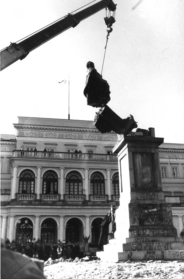 Demontaż pomnika Feliksa Dzierżyńskiego