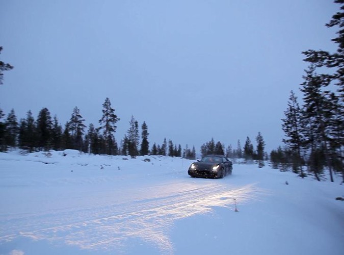 Oto ferrari FF - ferrari four - jeszcze nigdy w historii cyfra 4 nie wywołała takich emocji