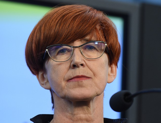 Minister, która na pewno może spać spokojnie w trakcie zmian. Realizuje kluczowy punkt programu wyborczego PiS „Rodzina 500 plus”. To potężne wsparcie dla rodzin było priorytetem po wyborach i będzie nim co najmniej do końca kadencji. Choć oznacza bardzo duże wydatki budżetowe (23 mld zł rocznie,) to wdrożenie innych pomysłów, takich jak obniżenie wieku emerytalnego czy podwyższenie kwoty wolnej, jest dopasowane do możliwości budżetu wynikających z 500 plus. Elżbieta Rafalska została szefową resortu w okresie spadku bezrobocia i jeśli w gospodarce nie zrealizuje się żaden czarny scenariusz, a liczba osób bez pracy nadal będzie spadać, to pod koniec jej kadencji problemem nie będzie brak pracy, a brak pracowników. Działania resortu koncentrują się na polepszeniu warunków pracy, jak wprowadzenie minimalnej stawki godzinowej dla umów-zleceń, podniesienie płacy minimalnej do 2 tys. zł czy wsparcie Państwowej Inspekcji Pracy. W kwestiach emerytalnych resort Rafalskiej właśnie będzie finalizował przegląd systemu, największe wyzwanie to obniżka wieku emerytalnego, a w zasadzie minimalizacja kosztów tej operacji. Fot. PAP/Radek Pietruszka