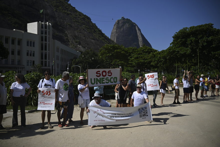 Protest przeciwko kolejce tyrolskiej na górze Głowa Cukru w Rio de Janeiro