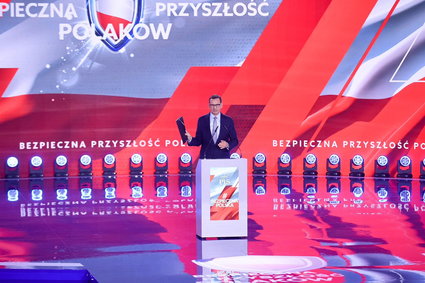 Konwencja PiS. Mateusz Morawiecki pokazał "teczkę Tuska"