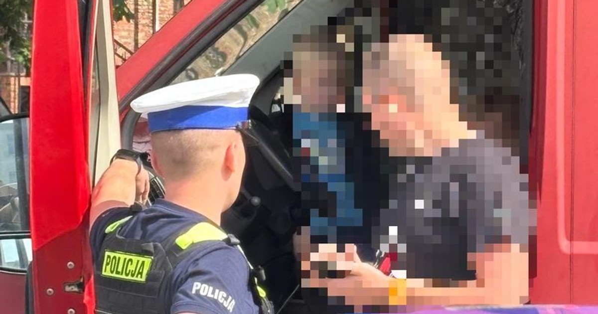 Zatrzymany czerwony bus: zaskakująca kontrola drogowa!