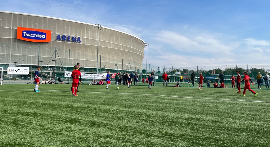 Jako że mamy właśnie mundial, to możliwość skorzystania z boisk przy Tarczyński Arenie winna się cieszyć dużym zainteresowaniem. Teraz każdy chce być Messim, Ronaldo, Haalandem Mbappé. Albo… Samcem-Talarem. 