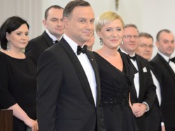 W tym dekolcie za dużo się działo! Agata Duda na spotkaniu z korpusem dyplomatycznym. FOTO