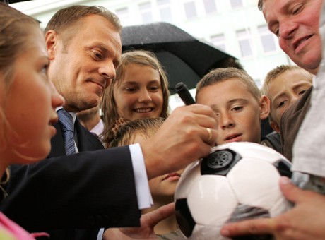 Premier Donald Tusk spotkał się z przyszłymi wyborcami na festynie w Poniatowej