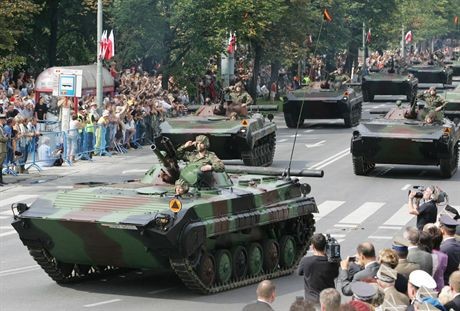 15 08 2007WARSZAWASWIETO WOJSKA POLSKIEGOWOJSKOPARADA W AL UJAZDOWSKICHFOT DAMIAN BURZYKOWSKI / FAKT