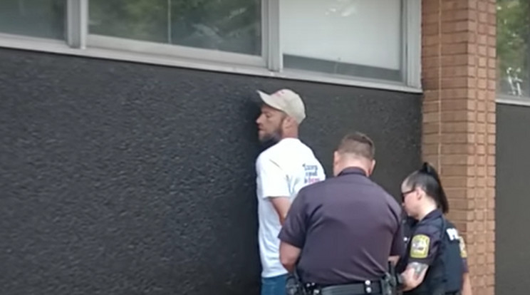 Letartóztattak egy férfit, mert a Bibliából idézett a Pride résztvevőinek / Fotó: Youtube