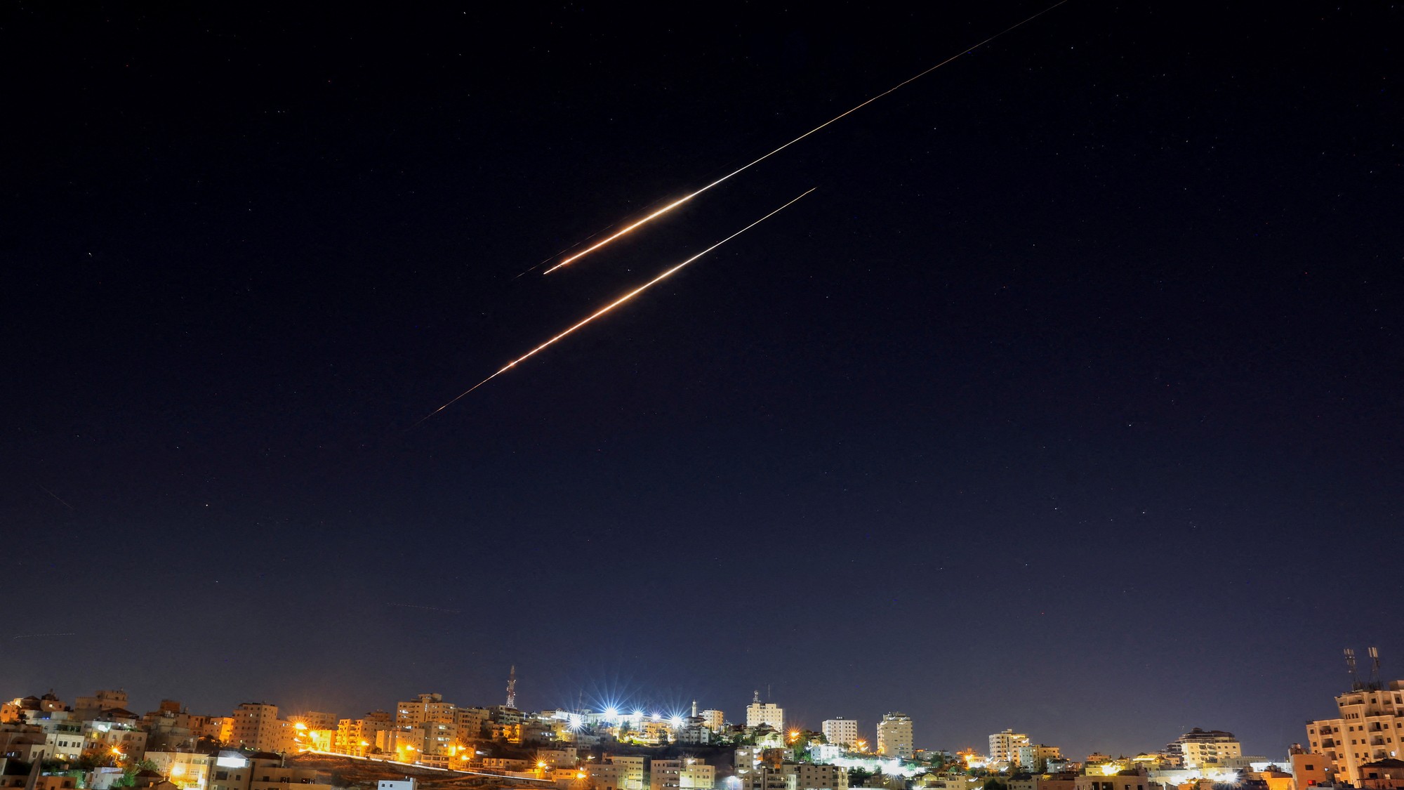Irán odpálil rakety na Izrael.