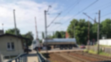 Samochód cysterna zablokował przejazd kolejowy w Gdańsku