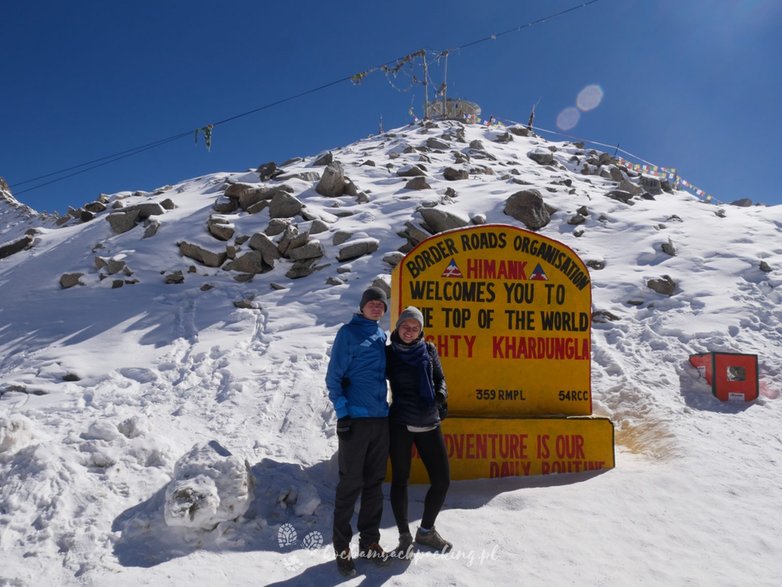 Na jednej z najwyżej położonych, przejezdnych przełęczy świata – Khardung La (5359 m n.p.m.)