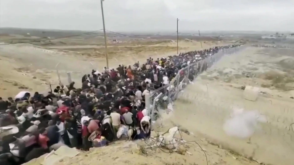 Dostavljeni snimci prikazuju duge redove Palestinaca u potrazi za pomoći kroz ograđeni prostor žicom | Foto: SUPPLIED