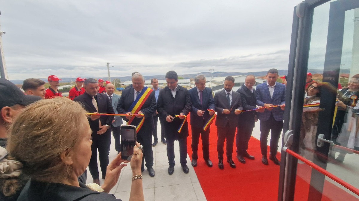 Șapte politicieni au tăiat cu cinci foarfeci panglica unui centru pentru tineret inaugurat cu doi ani întârziere, la Teiuș