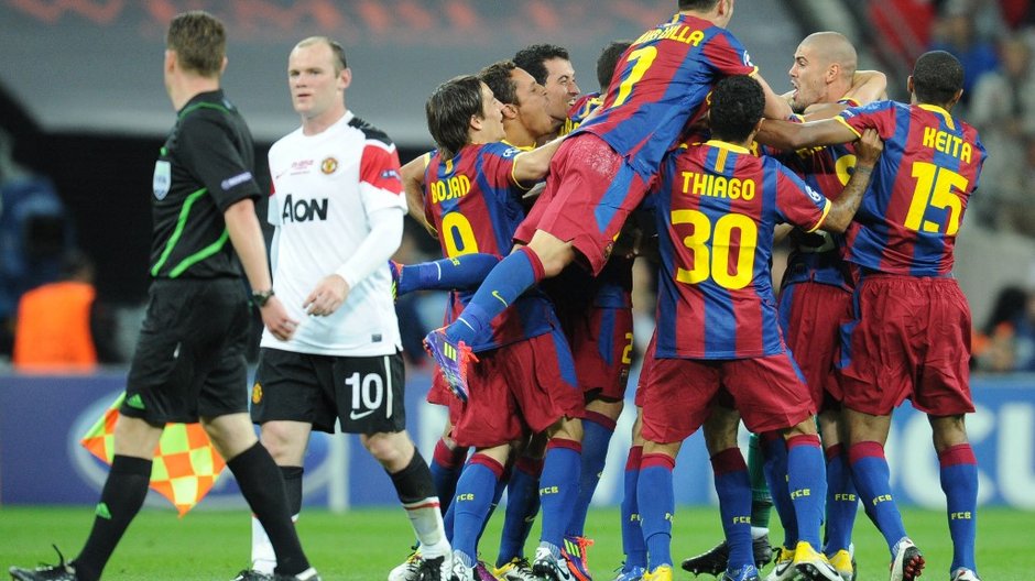 Wayne Rooney i piłkarze FC Barcelony w finale Ligi Mistrzów 28 maja 2011 r.