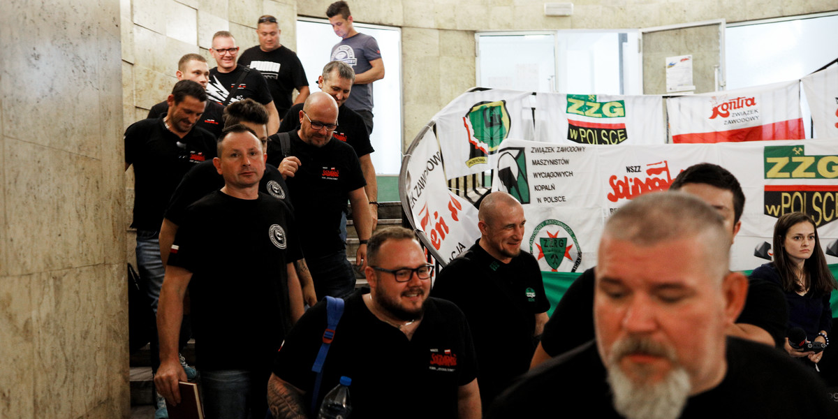 Strony nie doszły do porozumienia, związkowcy z Polskiej Grupy Górniczej kontynuują okupację katowickiej siedziby spółki.