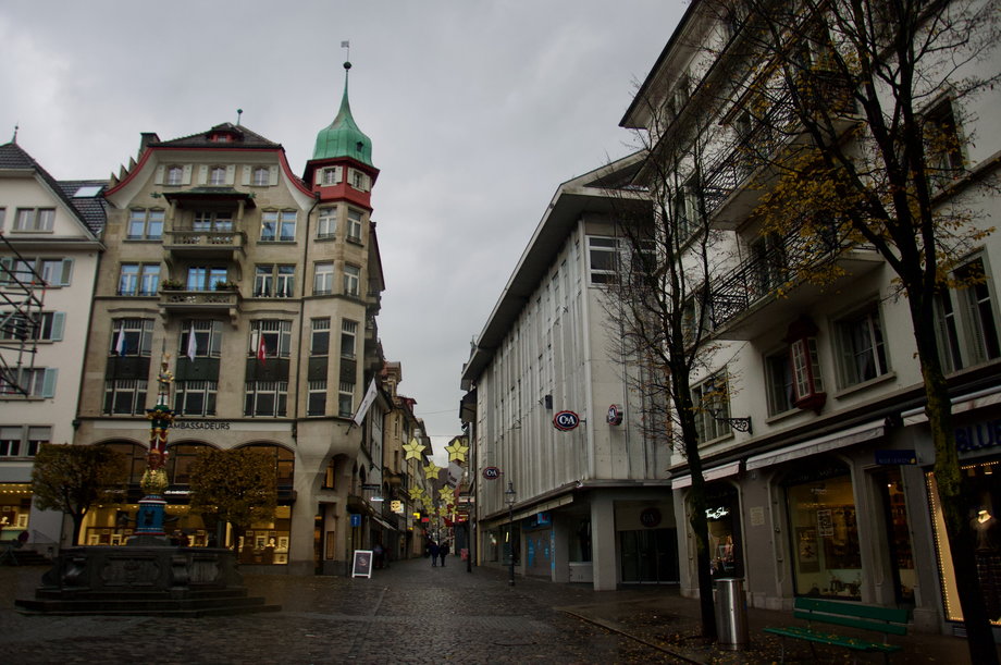 Późną jesienią plac Kapliczny (niem. Kapellplatz) wygląda na opustoszały. Latem pełno tu turystów. Prawdziwe życie toczy się tu jednak zimą, w Tłusty Czwartek. Wtedy to właśnie na placu Kaplicznym rozpoczyna się lucerneński karnawał - jeden z najbardziej barwnych i znanych w Szwajcarii. 