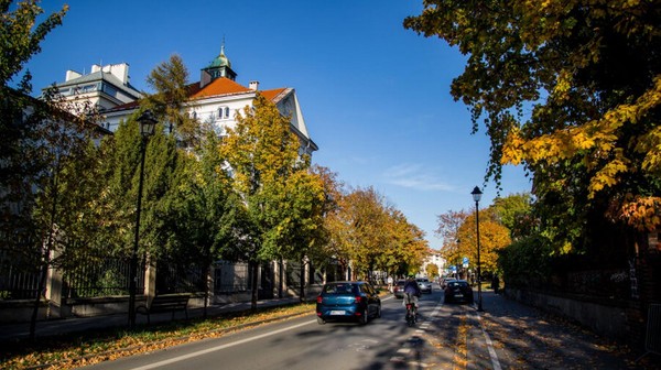 Wesoła to ważny punkt w życiu miasta. Dawne przedmieście Krakowa najpierw zamieniło się w mieszczańskie ogrody, w których warto było bywać, potem stało się dzielnicą szpitalną. Teraz ma tu powstać tętniąca życiem dzielnica kultury.