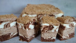 Dwa ciasta w jednym. Rewelacyjny przepis na pyszny sernik od Heni Foks