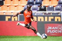 Piłkarz FC Lorient oblany żrącą substancją w swoim domu