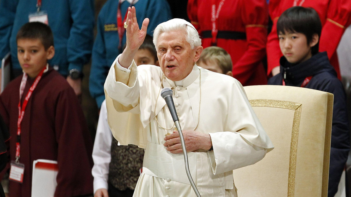 Benedykt XVI wyraził radość, że 1 maja odbędzie się beatyfikacja Jana Pawła II. Papież mówił o tym po polsku podczas spotkania na modlitwie Anioł Pański w południe w Watykanie.