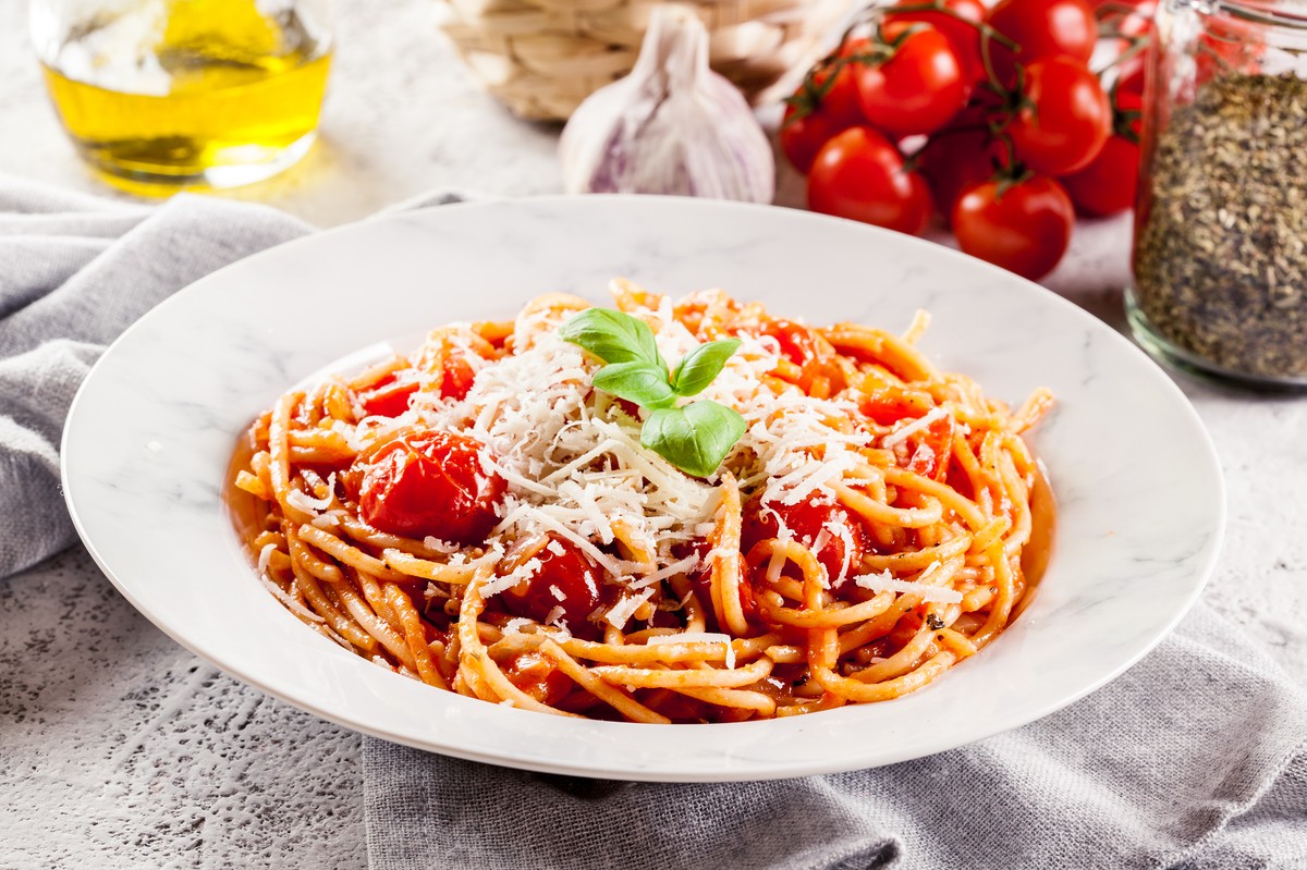 Przepis na spaghetti prosto z Neapolu urzeka prostotą i smakiem