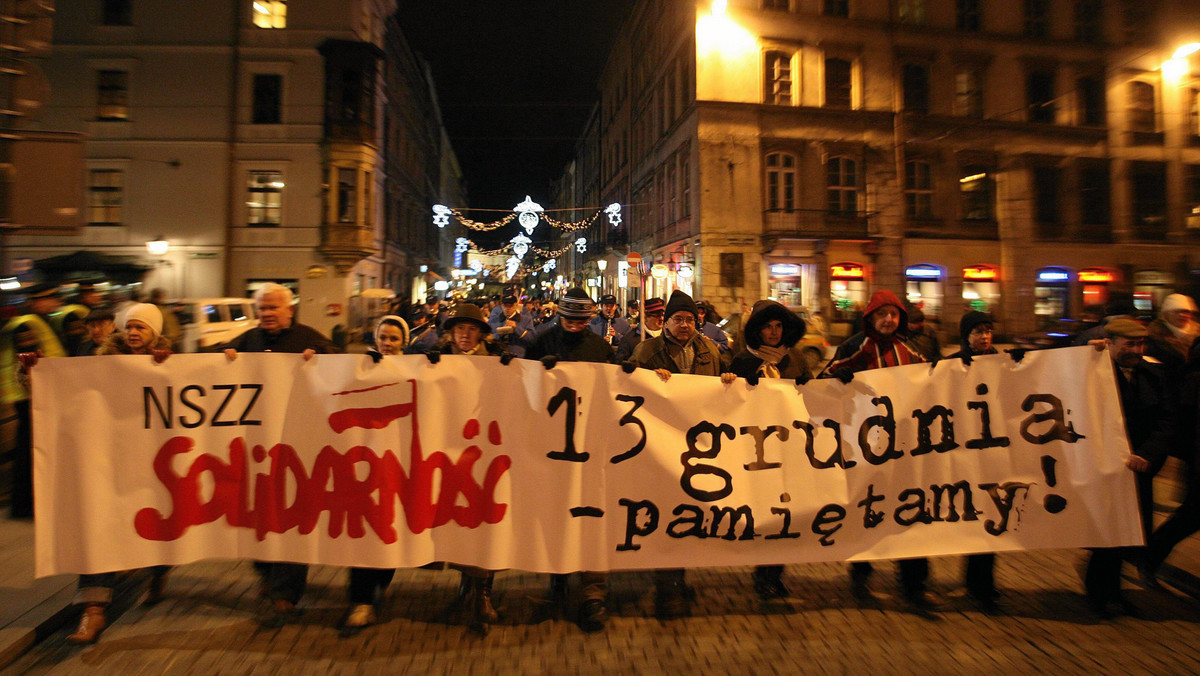 Ponad dwie piąte Polaków - 43 proc. - uważa, że wprowadzenie stanu wojennego 13 grudnia 1981 roku było uzasadnione, jedna trzecia badanych, czyli 35 proc., jest odmiennego zdania - wynika z przeprowadzonego przez OBOP sondażu.