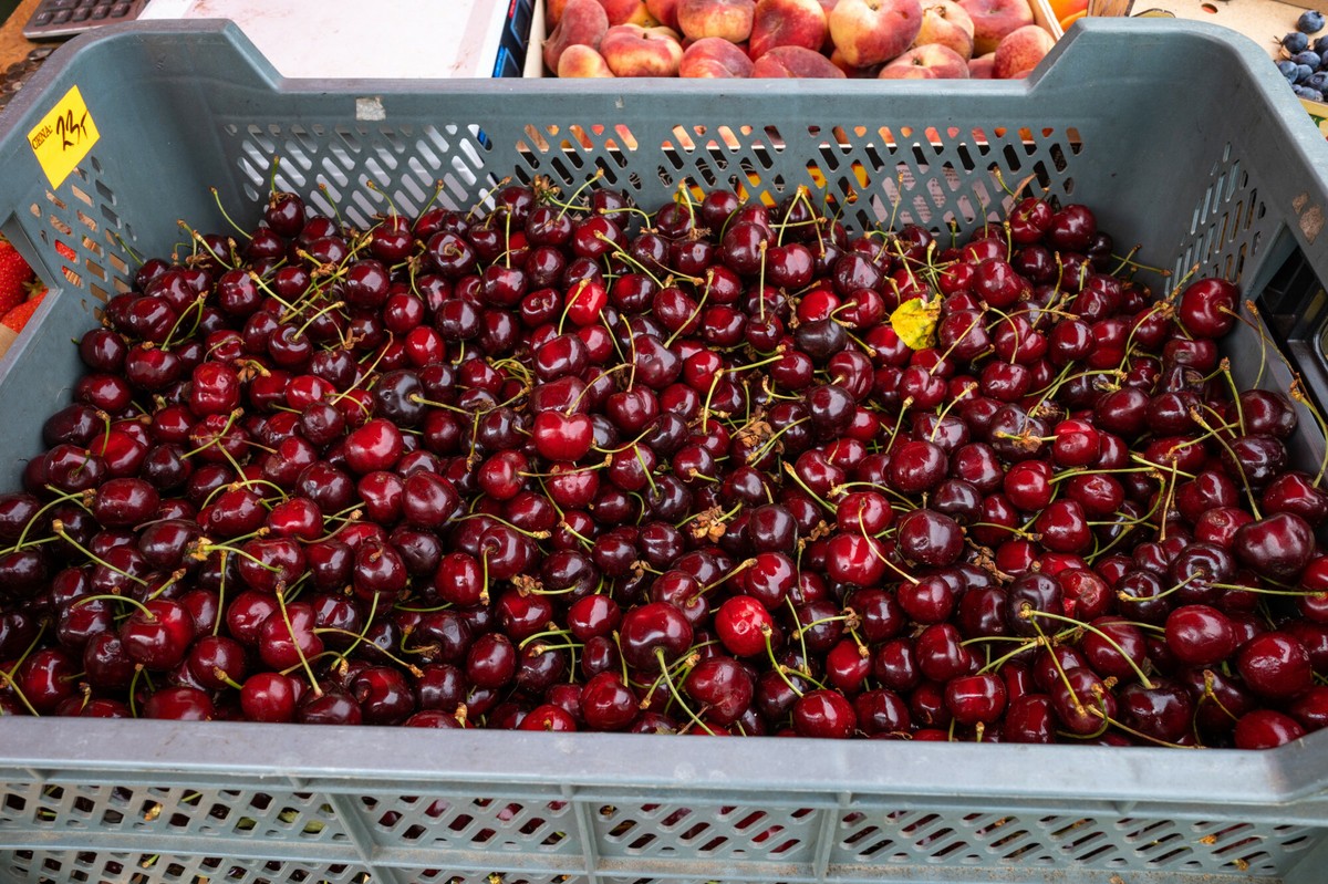 Toksyczne substancje w czereśniach. Lidl i Biedronka wypadają lepiej niż bazarek