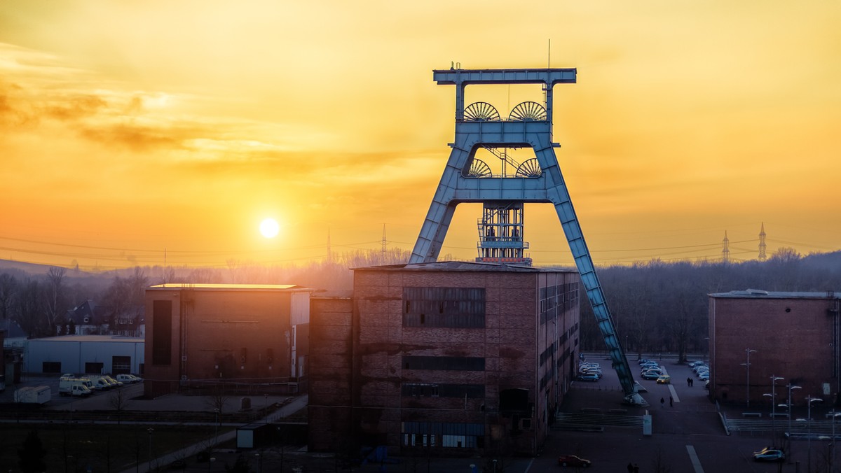 Setki osób od dzisiejszego poranka uczestniczyły w atrakcjach przygotowanych na tegoroczne święto Szlaku Zabytków Techniki Woj. Śląskiego - Industriadę. W Zabrzu można było np. odwiedzić zrewitalizowany kompleks szybu Maciej z 1921 r. - dziś m.in. miejsce spotkań kulturalnych.