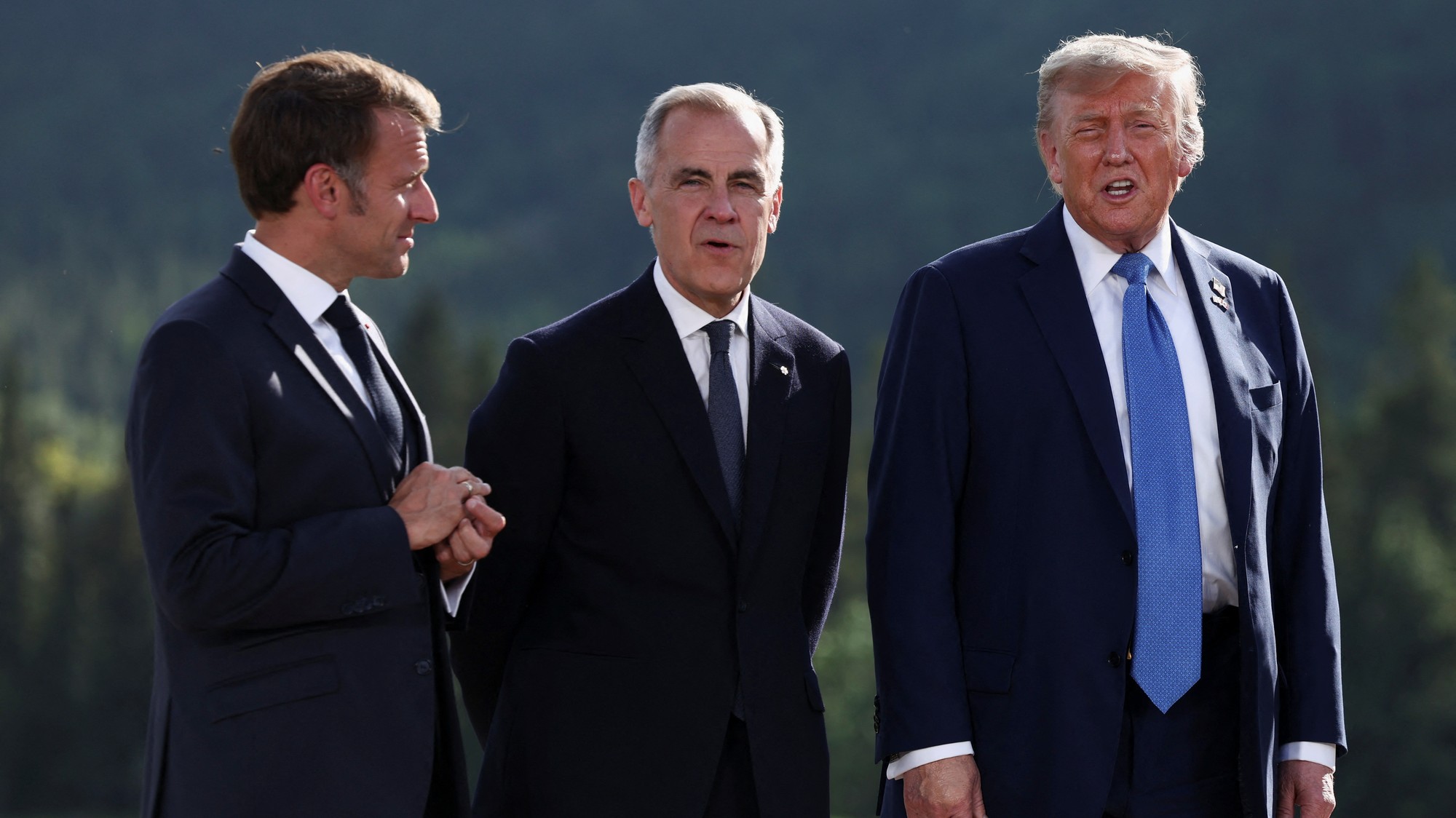 Americký prezident Donald Trump, francúzsky prezident Emmanuel Macron a kanadský premiér Mark Carney na Summite G7 v Kanade.