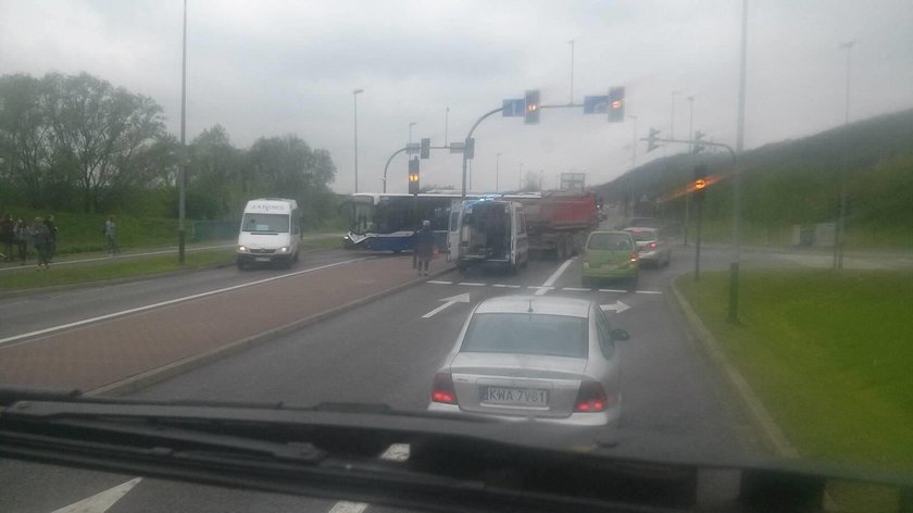 Zderzenie autobusu MPK z samochodem ciężarowym przy ul. Księcia Józefa w Krakowie