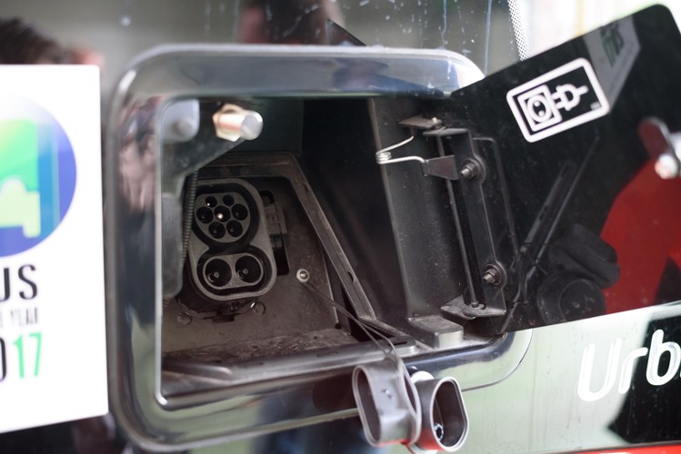 „Ogromnie się cieszę, że po raz kolejny jesteśmy darzeni zaufaniem poznańskiego MPK, a pasażerów możemy zapewnić o tym, że otrzymają do dyspozycji pojazdy o najwyższym standardzie i komforcie podróżowania” - powiedziała.
<br>
Nowe autobusy mają dotrzeć do poznańskiego MPK latem 2018 roku <br><br>ajw/ maro/<br>fot. (nlat) PAP/Jakub Kaczmarczyk