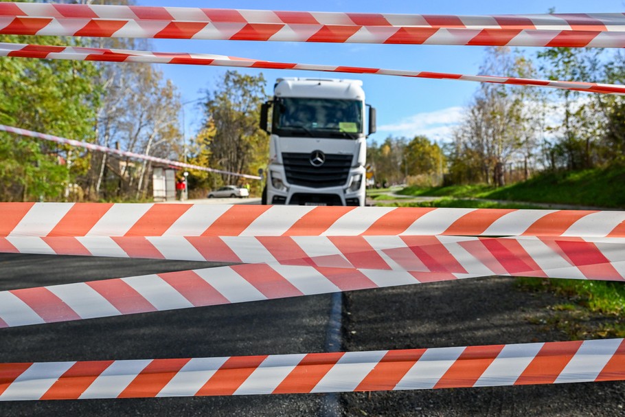 Protest przewoźników międzynarodowych przed polsko-ukraińskim przejściem granicznym w Korczowej. Protestujący postulują m.in. wprowadzenie zezwoleń komercyjnych dla firm ukraińskich na przewóz rzeczy, z wyłączeniem pomocy humanitarnej i zaopatrzenia dla wojska ukraińskiego, zawieszenie licencji dla firm, które powstały po wybuchu wojny na Ukrainie i przeprowadzenie ich kontroli, a także likwidacji tzw. elektronicznej kolejki po stronie ukraińskiej. Przewoźnicy prowadzą swój protest również w województwie lubelskim m.in. przed przejściem w Dorohusku