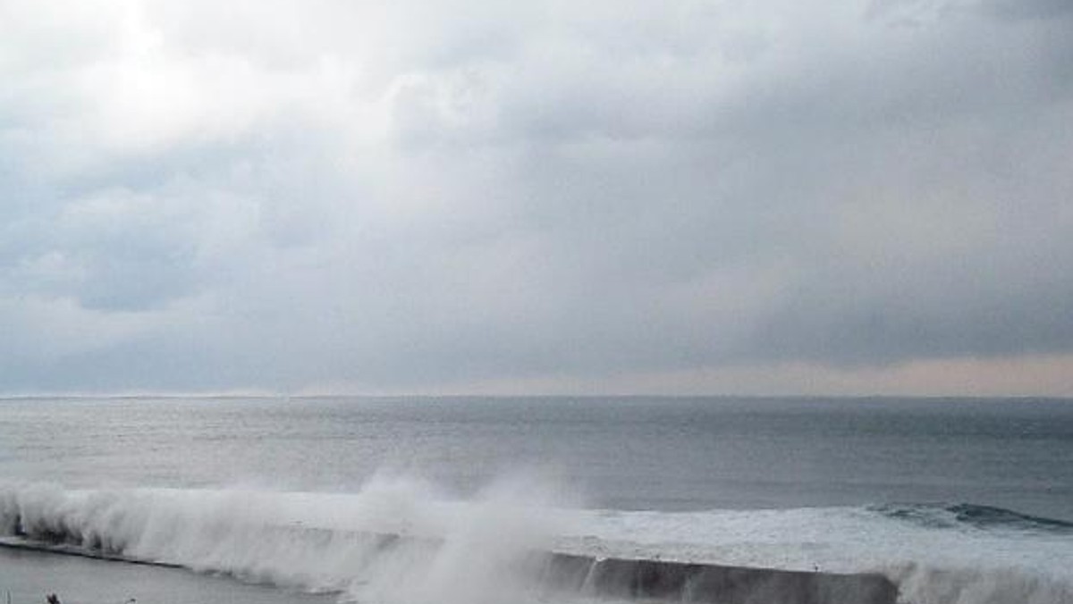 Naukowcy z NASA badający skutki tsunami, które w marcu tego roku uderzyło w Japonię, ustalili, że fala, która uderzyła w wyspę, bardzo mocno naruszyła też góry lodowe na... Antarktydzie. Odkrycie jest na tyle zaskakujące, bo Japonia jest oddalona od najzimniejszego kontynentu o dziesiątki tysięcy kilometrów, a takie wydarzenia mogą mieć tragiczne skutki w przyszłości - informuje huffingtonpost.com