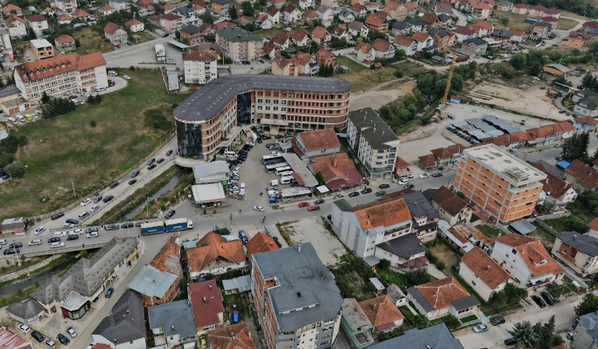 Zgrada na reci u Tutinu