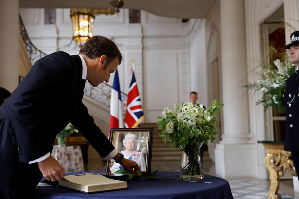 Księga kondolencyjna w Ambasadzie Wielkiej Brytanii w Paryżu
