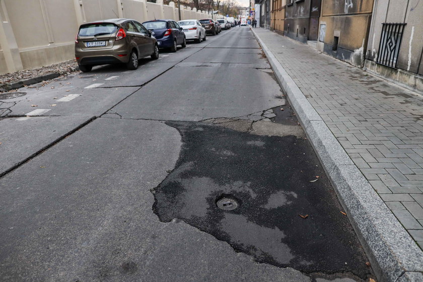 Zniszczona ul. Odrowąża w Krakowie