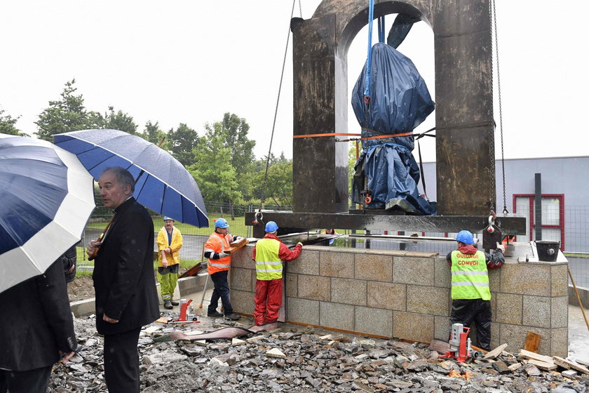 Finał sporu o pomnik papieża Polaka. Walczyła o niego Szydło