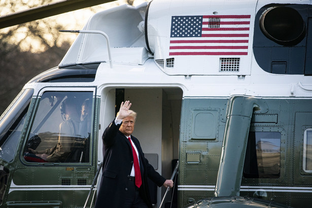 epa08951465 US President Donald J. Trump boards Marine One on the South Lawn after exiting the White House for the last time on the morning of Joe Biden's Presidential inauguration, in Washington, DC, USA, 20 January 2021. Joe Biden won the 03 November 2020 election to become the 46th President of the United States of America. EPA/AL DRAGO / POOL Dostawca: PAP/EPA.