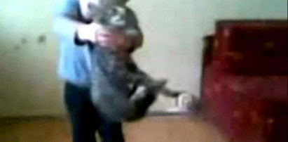 Wstrząsające wideo. Dziecko znęca się nad kotem!