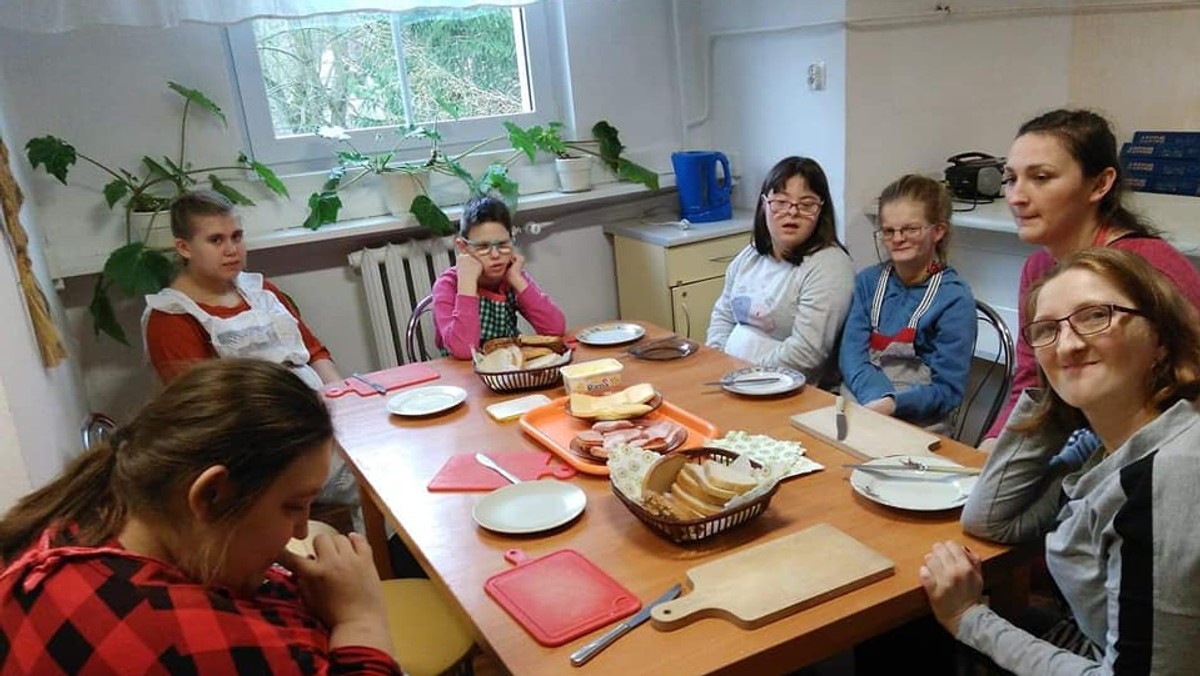 Pracownia kulinarna znajdująca się w internacie Specjalnego Ośrodka Szkolno-Wychowawczego im. Krystyny Jankowskiej w Uśnicach k. Sztumu, za sprawą Fundacji Zbieramy Razem w Gdańsku, wraz z wiosną nabrała nowego tchnienia. Doczekała się bowiem kompleksowego remontu i wyposażenia. A to bardzo ważne, ponieważ internat to dla uczniów drugi dom, w którym kuchnia to jego serce.