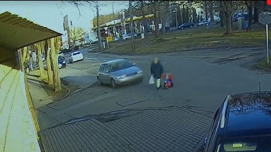 Brutális gázolás Kiskunhalason: fékezés nélkül ütött el egy nagymamát és az unokáját egy autó – Videón a megrázó baleset