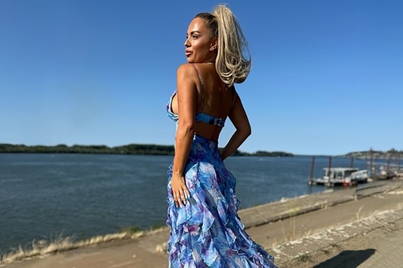 "U ŠKOLI SU ME ZEZALI JER RADIM U BAŠTI" Pevačica se stidela života na selu: "Čuvala sam kozu, kada sam videla drugare sakrila sam se u koprive"